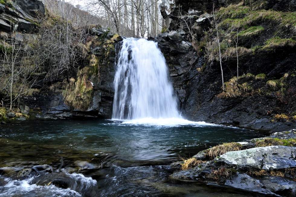 Cerca del pueblo de Redilluera en Los Argüellos en un riachuelo del Río Curueño esta está esta cacscada